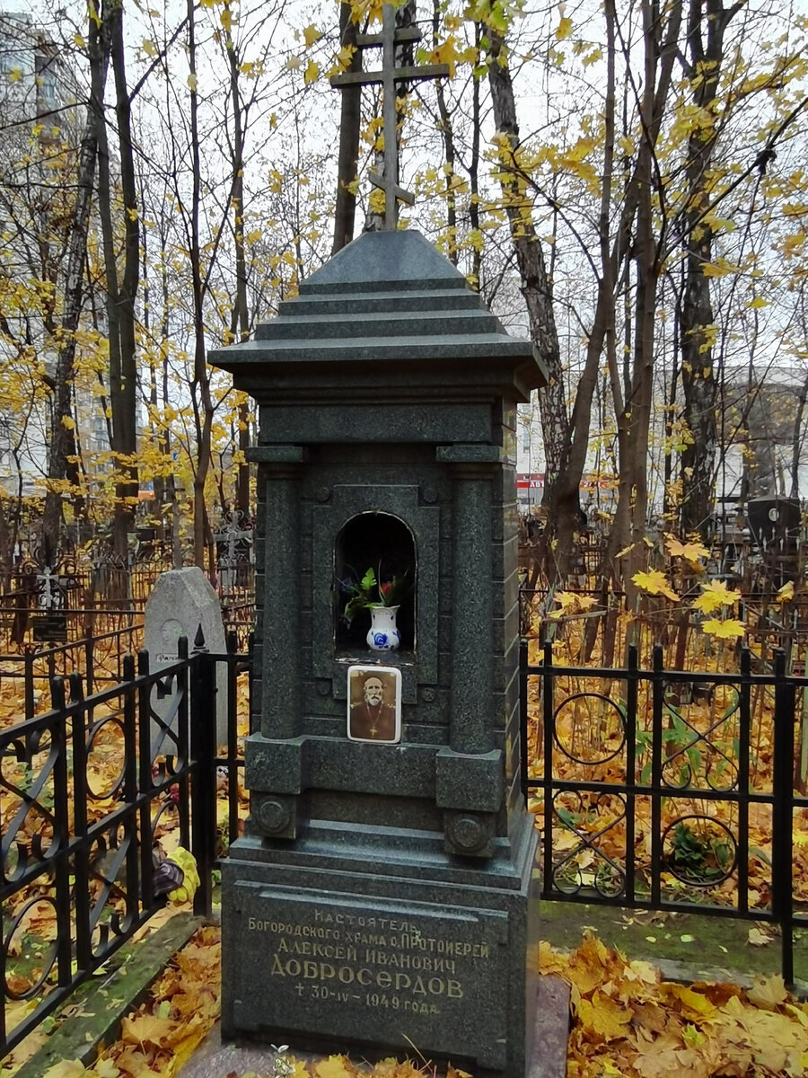 Богородское кладбище расположено на границе районов Богородское и Преображенское и является самым маленьким городским кладбищем столицы.-2
