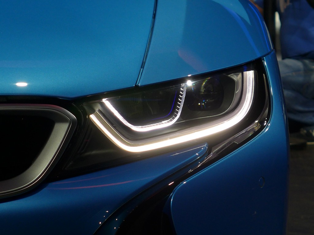 Лазерные фары bmw. BMW x5 лазерная оптика. BMW i8 оптика. BMW i8 лазерные фары. BMW i8 Laser Light.