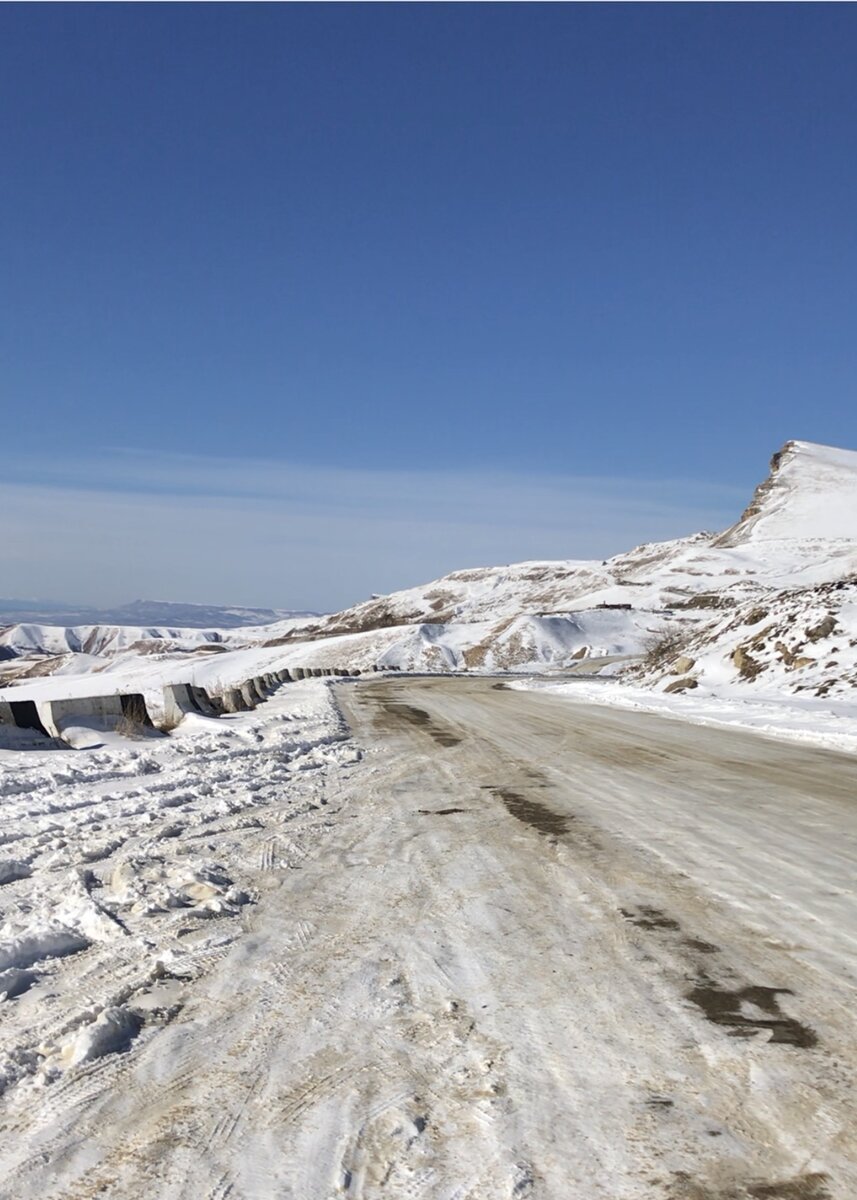 Вид автодороги через перевал Гум-Баши
