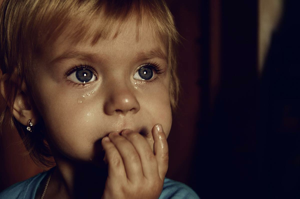 Мальчик со слезами на глазах. Слезы ребенка. Ребенок плачет. Плачущая девочка. Плачащий ребе.