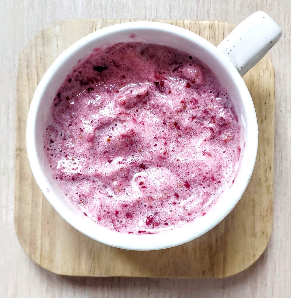 Простейшее "мороженое" - взбитый со стевией пастеризованный белок + немного слегка размороженной клюквы. Сначала белки взбиваются до пиков с щепоткой стевии, затем добавляется пара столовых ложек клюквы - ее надо пару раз вместе с белками пробить погружным блендером, чтобы она измельчилась. Освежает.)