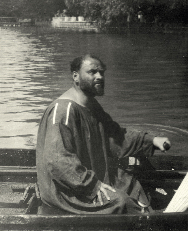 Густав Климт катается на лодке по водам Аттерзе / Gustav Klimt in a rowboat at the lake Attersee, c. 1910. Photograph by Richard Teschner or Emma Teschner. © Privatbesitz / Private Collection; IMAGNO:Austrian Archives.