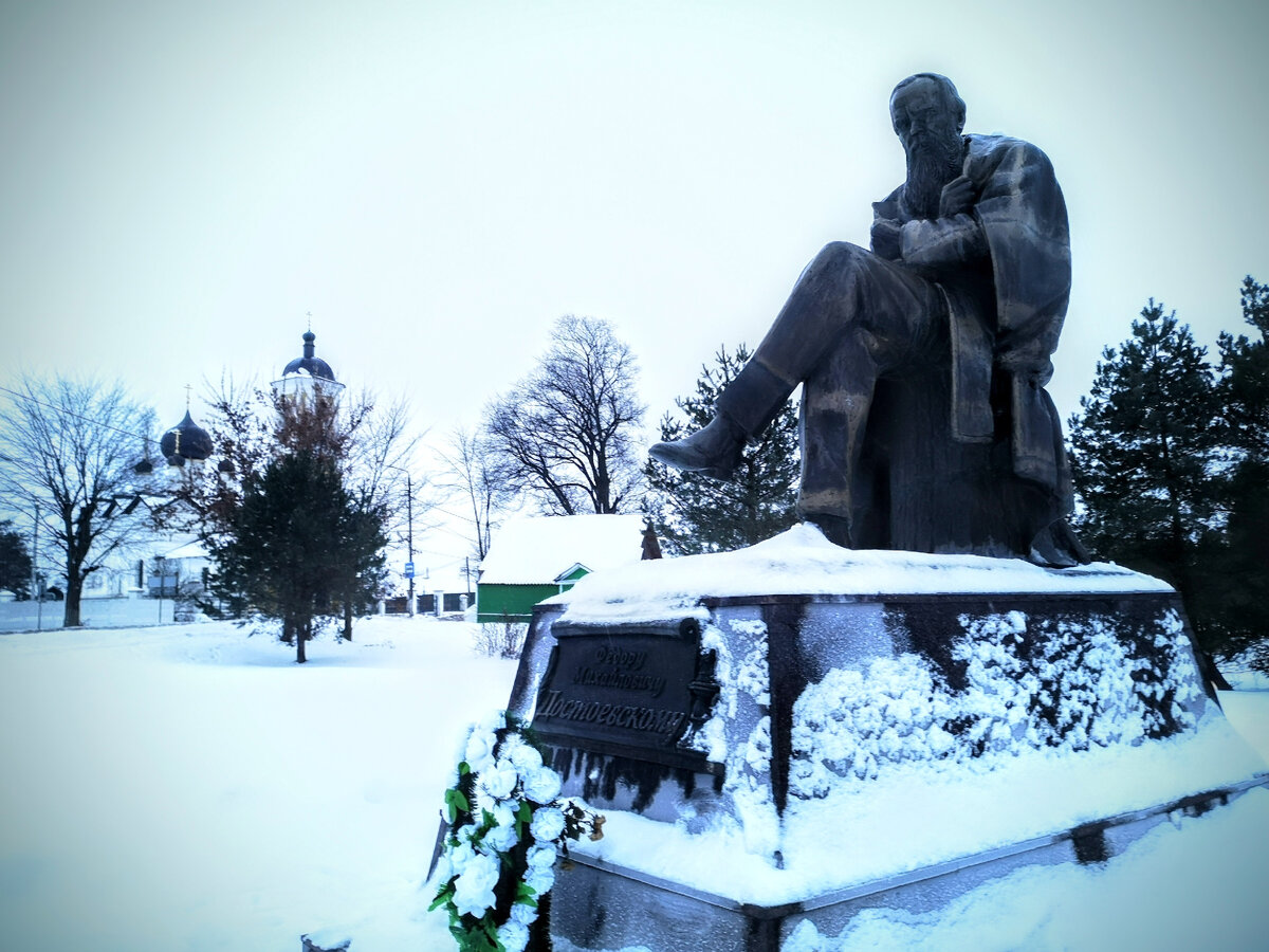 Старая Русса. Памятник Ф. М. Достоевскому, фото автора, январь 2022