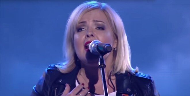 одинокий голубь на карнизе за окном прикол. кто поет на карнизе за окном. голубь 1998. маша макарова. одинокий голубь на карнизе за окном под эмодзи.