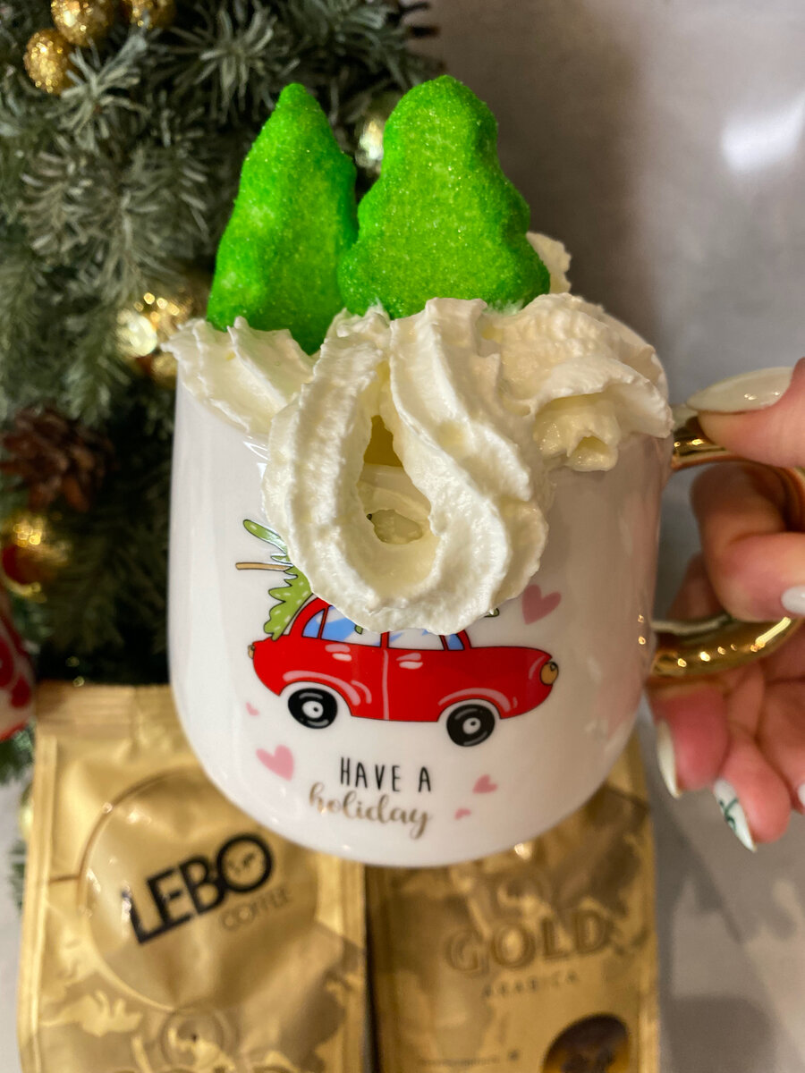 Любимый зимний кофе со взбитыми сливками и маршмеллоу. И почему зимой особенно хочется, чего-то сладкого? 