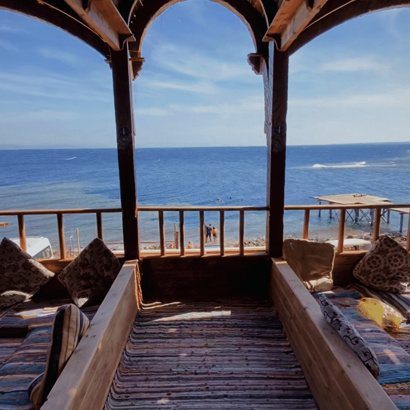 Вид на «Блю холл» со второго этажа кафе