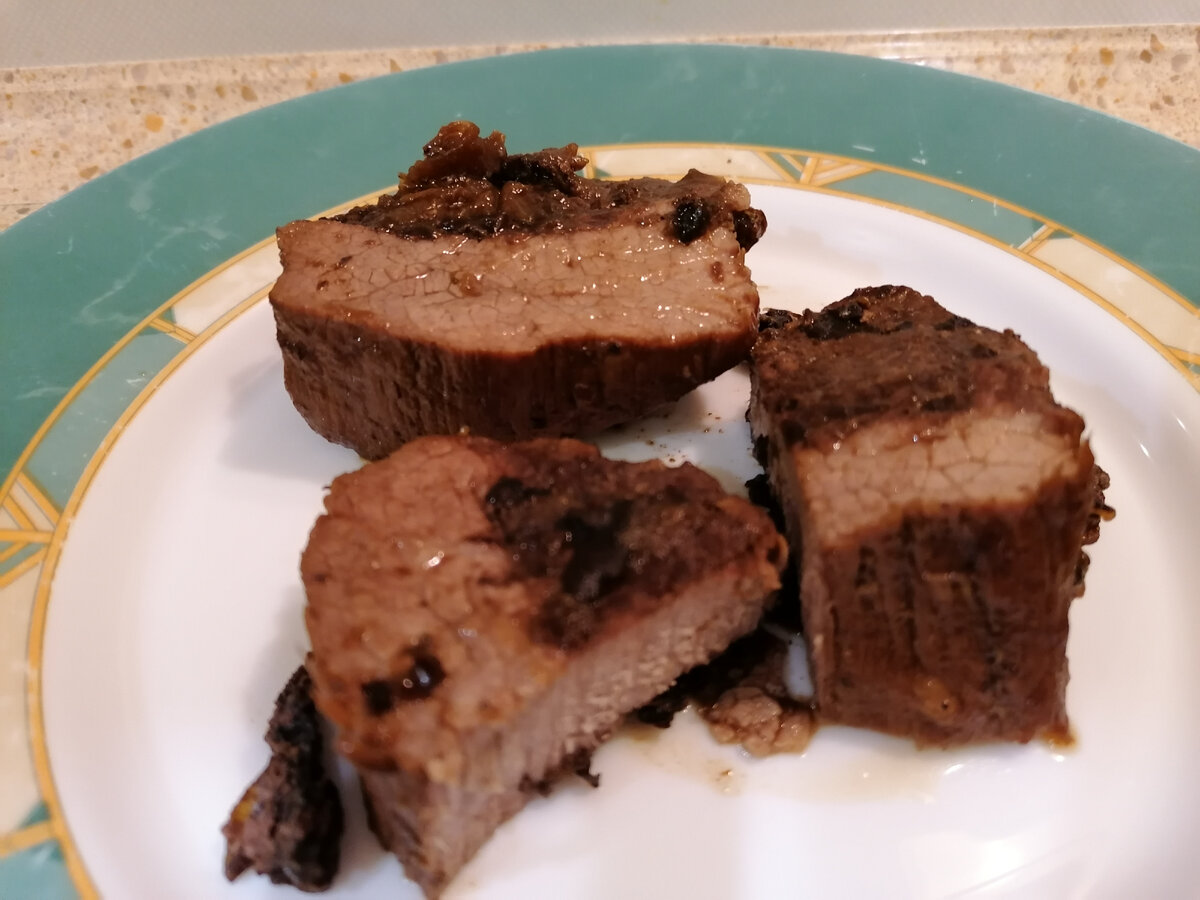 Свинина с черносливом, запеченная в духовке - кулинарный рецепт.