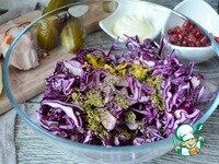     Капусту нашинковать тонко, добавить уксус, специи и соль. Перетереть слегка руками.