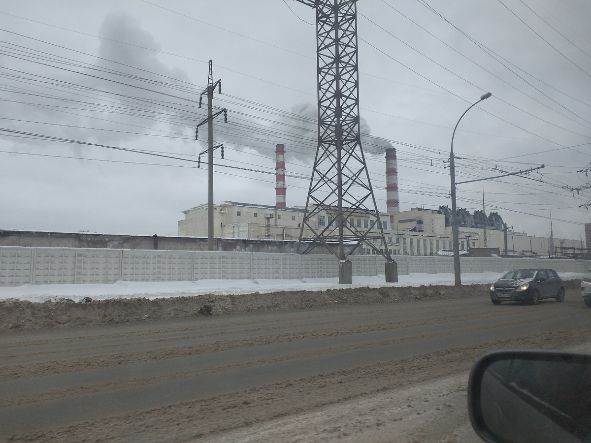 Здравствуйте, уважаемые читатели! Вопрос о загрязнении экологии наверное в голове каждого адекватного жителя, который видит всё со стороны. Каждый задавался вопросом, можно ли исправить ситуацию загрязнения в 2022 году и какие меры для этого необходимы. Я сам лично каждый день проезжаю огромную ТЭЦ  в своём городе и наблюдаю вечные столбы дыма, валящие с высоченных труб. Несомненно, без ТЭЦ нам тяжело будет прожить, но и всё таки-почему бы их не строить за чертой городов? Если даже они были построены во времена СССР и в планах не было застраивать населённые массивы, то те времена прошли и застройщики не парятся где ставить новые высотки(лишь бы покупали и инвестировали в стройку). Про версию времён СССР звучит правдоподобно (города были намного меньше в своих размерах), про версию переносить и перестраивать ТЭЦ тоже впринципе всё понятно. Начнутся речи про огромные траты бюджета, ресурсов, сил и всего прочего. А люди как кактусы пусть поглощают тонны серы в воздухе, чихают золой, наполняют свои лёгкие вредными оксидами. 