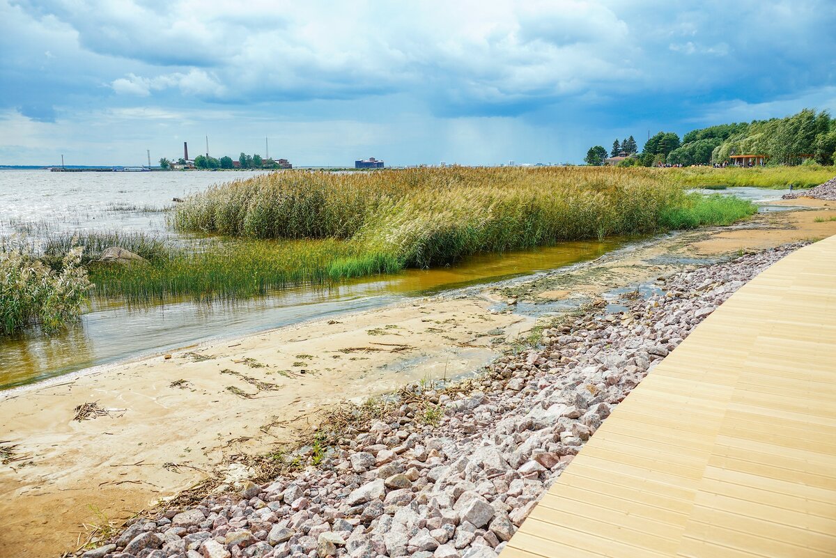 Обустроенный спуск к воде