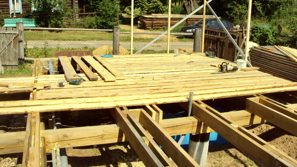 Доску укладывал практически без подгонки щелей и без крепления, временно. После того, как дом был подведён под крышу и каркас был обшит плитами ОСП, доски снимались, пол подшивался плитами ОСП, засыпались всё те-же опилки и уже по доске стелилась фанера т.18мм.