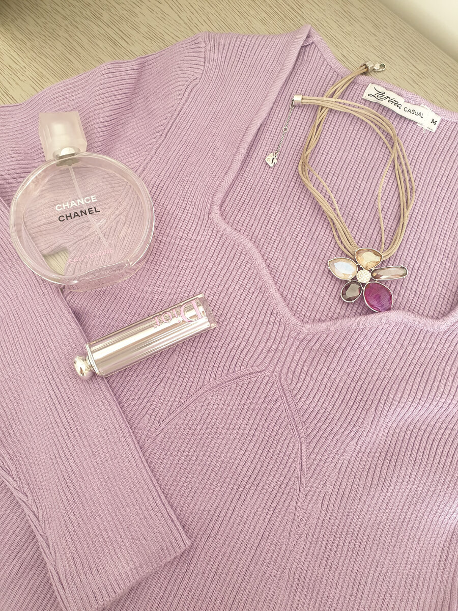 Фото автора, Екатерины. Моя покупка в ZARINA порадовала - джемпер в рубчик красивого фиолетового оттенка. Обязательно буду носить  с юбкой для создания более женственного образа. И дополню образ аксессуаром и любимымы ароматом от Chanel.