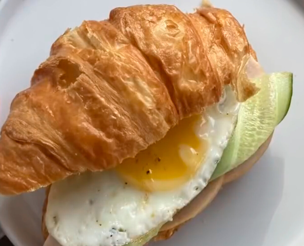 Круассан с начинкой, идеальный завтрак!