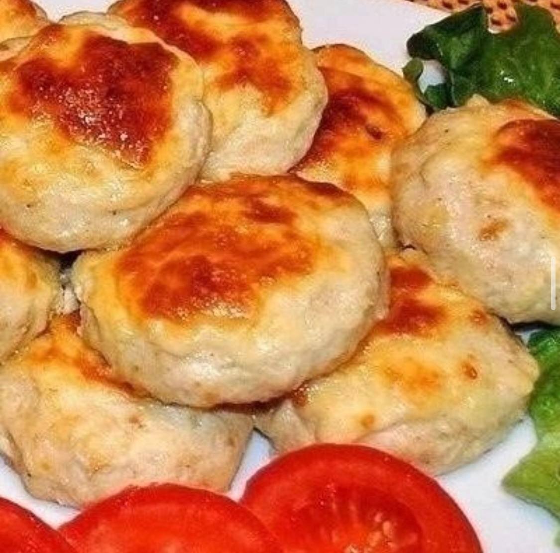 Как приготовить курин котлеты. Куриные котлеты с сыром. Куриные котлетки с сыром. Биточки куриные с сыром. Котлеты с плавленым сырком.