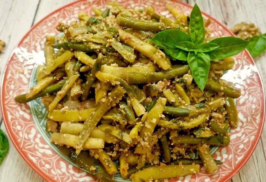 Стручковая фасоль с пикантной ореховой заправкой.