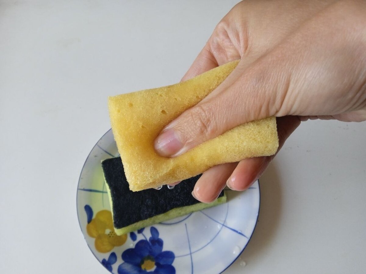 Выжимает губку. Мокрый спонж. Губка мокрая тбп. Рука с губкой. Губка в воде.