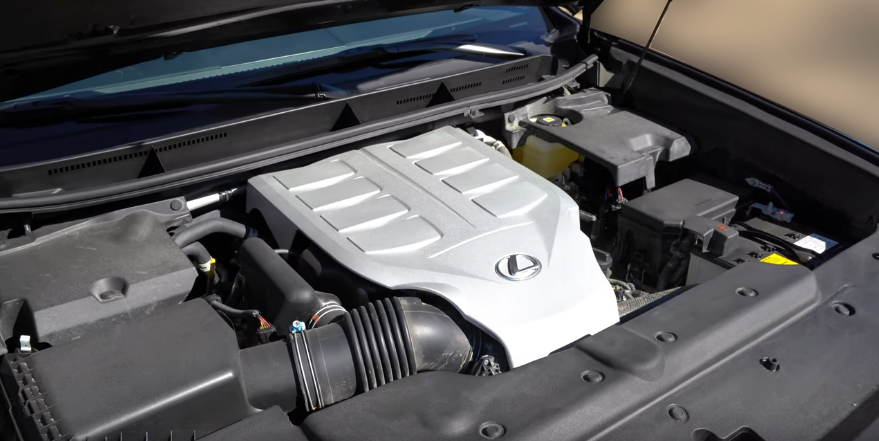 Подкапотное пространство у Lexus GX 460 2022 года.