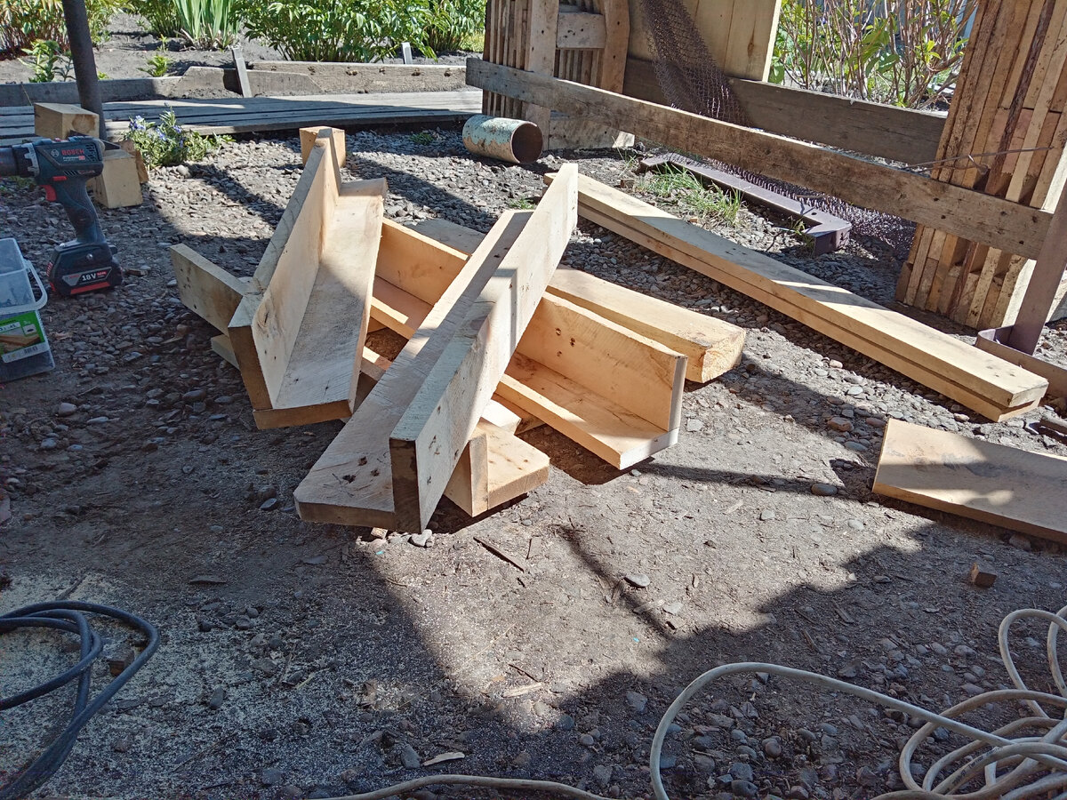 Четыре желоба - это и есть будущие ножки верстака.