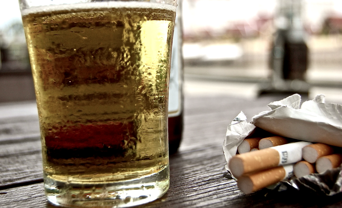 Алкоголь и сигареты были со мной почти всю мою жизнь (фото из сети)
