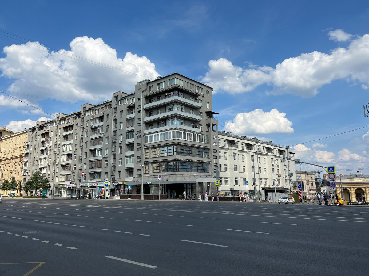 Вот эти два корпуса. Оба имеют адрес Земляной вал, 27. Но левая часть строение 1, правая - 2. Фото 2022 года, моё.