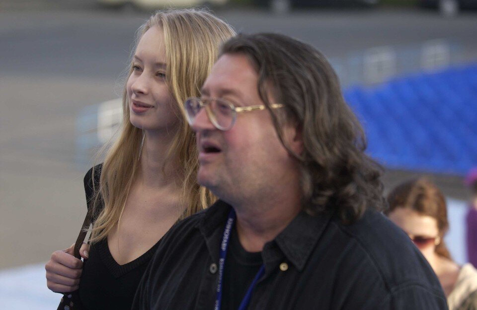     Сама Марина Коташенко в полицию обратилась лишь в 18:55, что породило немало слухов о том, что она просто инсценировала ограбление, чтобы не делить эти 100 млн рублей с другими наследниками – в частности, со старшими детьми Александра Градского. Владимир ВЕЛЕНГУРИН