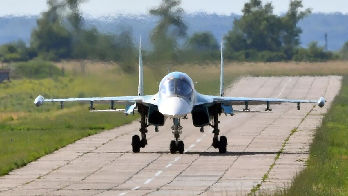    Посадка на аэродром истребителя-бомбардировщика ВКС России Су-34, задействованного в специальной военной операции© РИА Новости / Михаил Воскресенский