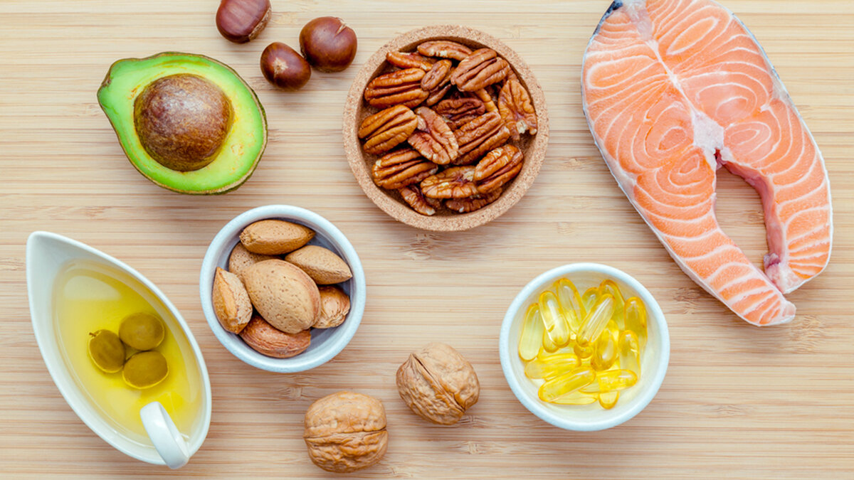 Аббревиатура КБЖУ хорошо знакома фанатам здорового образа жизни. Она расшифровывается просто: калорийность, белки, жиры и углеводы. Точнее, белки, жиры и углеводы в рамках суточной калорийности.-4