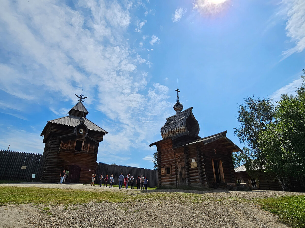 Справа - Казанская церковь Илимского острога 1679 г. постройки, слева - Спасская башня 1667 г. постройки