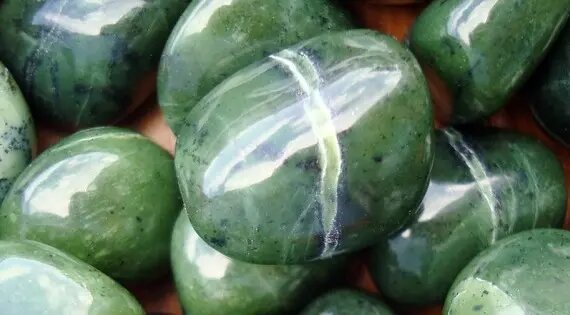  Из этой статьи вы узнаете: Полудрагоценный камень нефрит имеет очень древнюю историю. Его ценили и активно использовали уже в Древнем Китае. Были популярны различные украшения, статуэтки из нефрита.-2