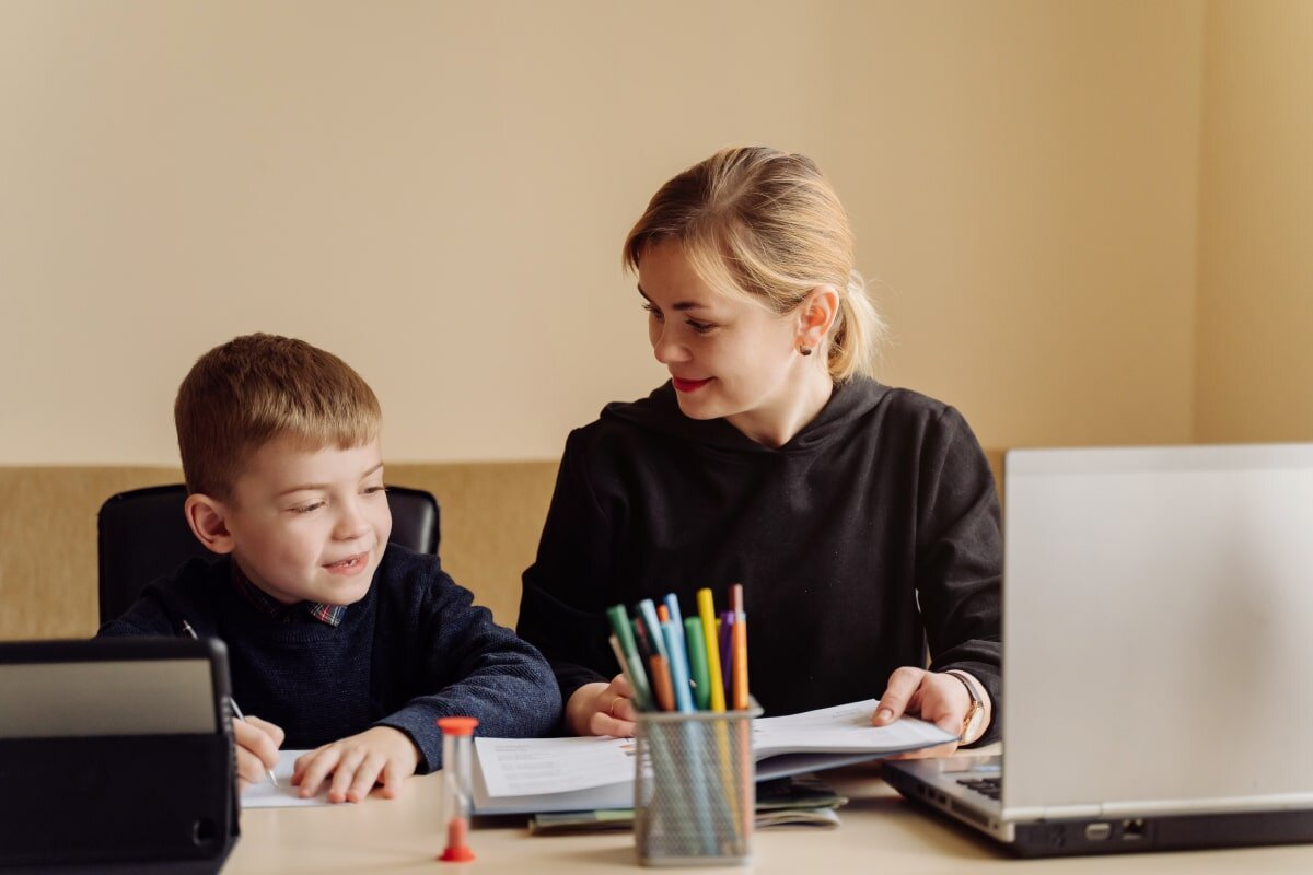    Помощь оказывают не только пенсионерам, но и детям, беженцам, многодетным