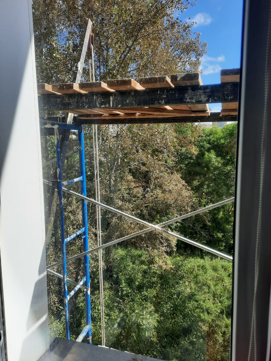 Дядьки уже убежали, а леса оставили😊