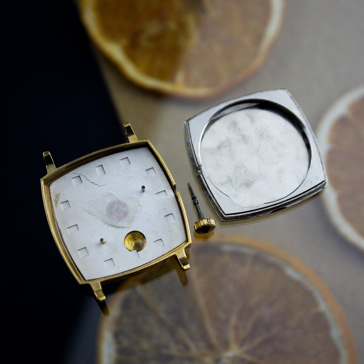 Sekonda - это часы, произведенные в СССР в 1973 году. Они были выпущены специально для использования в магазинах, на выставках и других мероприятиях в качестве образца для витрин и просмотра покупателями. Это выставочный рекламный образец, который не имеет механизма и не предназначен для ношения. Несмотря на то, что часы не функционируют, они имеют коллекционную ценность. Этот редкий образец может быть интересен коллекционерам, которые ценят историю и культуру СССР. Корпус часов Sekonda имеет квадратную форму и выполнен из нержавеющей стали. Он был специально разработан для механизма 2609Н, который является механикой ручной сборки. Корпус покрыт золотом 999 пробы, толщина позолоты составляет 20 микрон, что делает его очень прочным и долговечным. Кроме того, золото придает корпусу роскошный и элегантный вид. Изготовление корпуса часов Sekonda было выполнено с максимальной точностью и вниманием к каждой детали, что гарантирует долговечность и надежность работы часов.