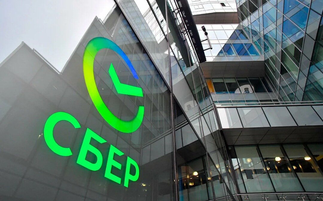 📱"Сбер" предупредил о новой схеме обмана россиян, уважающих семейные ценности.Она выглядит так:🔺 Сначала мошенники сообщают человеку, что его деньги пытаются похитить. Убеждают, что для их сохранения необходимо оформить кредит и вместе с накоплениями перевести на "безопасный счет".🔺 Затем жертву расспрашивают о родственниках, говоря, что им "тоже может угрожать опасность". В итоге родные жертвы также могут потерять как собственные, так и заемные деньги.В “Сбере” напомнили, что никому нельзя сообщать свои персональные данные и данные родственников. Если возникают сомнения — нужно позвонить в контактный центр своего банка.