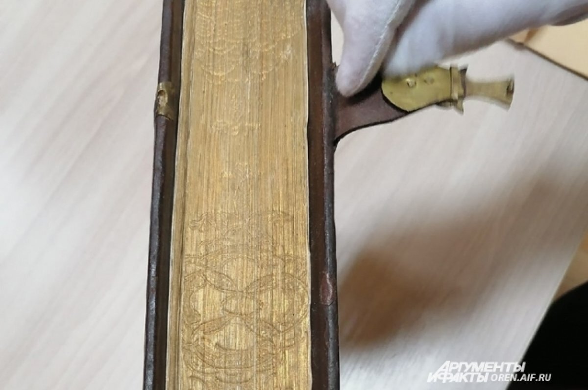    В Краснодаре волонтеры помогают восстановить старые книги