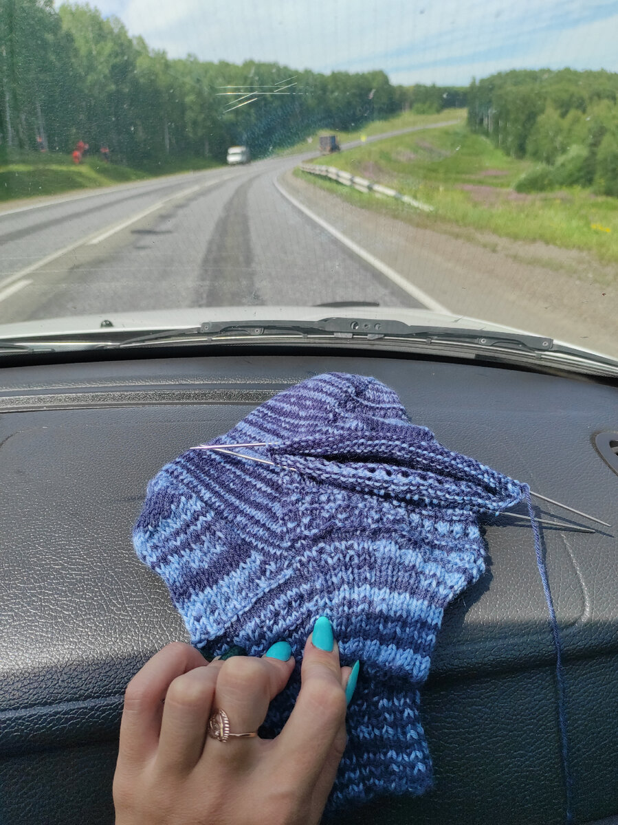 До вязывала носочки!