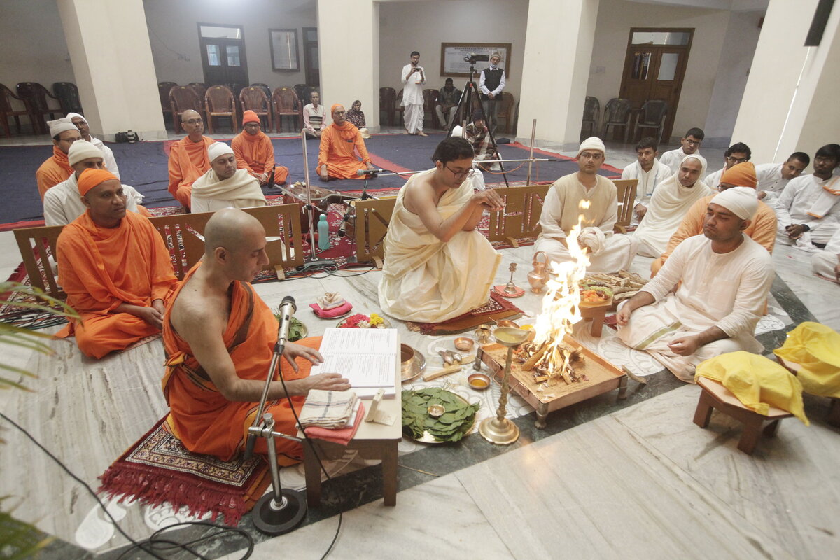 Индуистскую богиню Сарасвати почитают как Мать Вед, а также образования, музыки, ремесла, мудрости, искусства и в целом Знаний и разума.-3-2