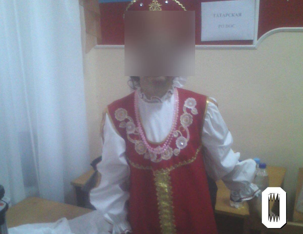  В начале года 56-летняя Надежда стала жертвой телефонных мошенников — они убедили ее набрать кредитов, долги она выплачивает до сих пор. Несколько дней назад женщина снова пришла в отдел полиции, потому что подозрительные звонки не прекратились и сильно её утомляли. Во время общения с силовиками у нее попросили телефон. Кроме СМС от мошенников там нашли кое-что еще — переписку в Telegram с “сотрудником ФСБ”. Он обещал Татьяне помочь с кредитами и долгами, если она выполнит его задание — совершит поджог государственного здания. Из переписок стало понятно, что женщина согласилась и закупила все необходимое.  При этом исполнение “задания” она постоянно откладывала — из-за серьезных проблем со здоровьем и инвалидности по зрению. После этого сотрудники полиции провели у Надежды обыск — у нее дома нашли запасы бензина, который она купила на заправке, а также все необходимое для создания коктейлей Молотова. Женщину решили отправить к психиатру для проверки здоровья (он не нашел отклонений) и после этого отпустили домой. В данный момент идет поиск “сотрудника ФСБ”, вероятно, он находится за пределами России и действовал в интересах иностранного государства.