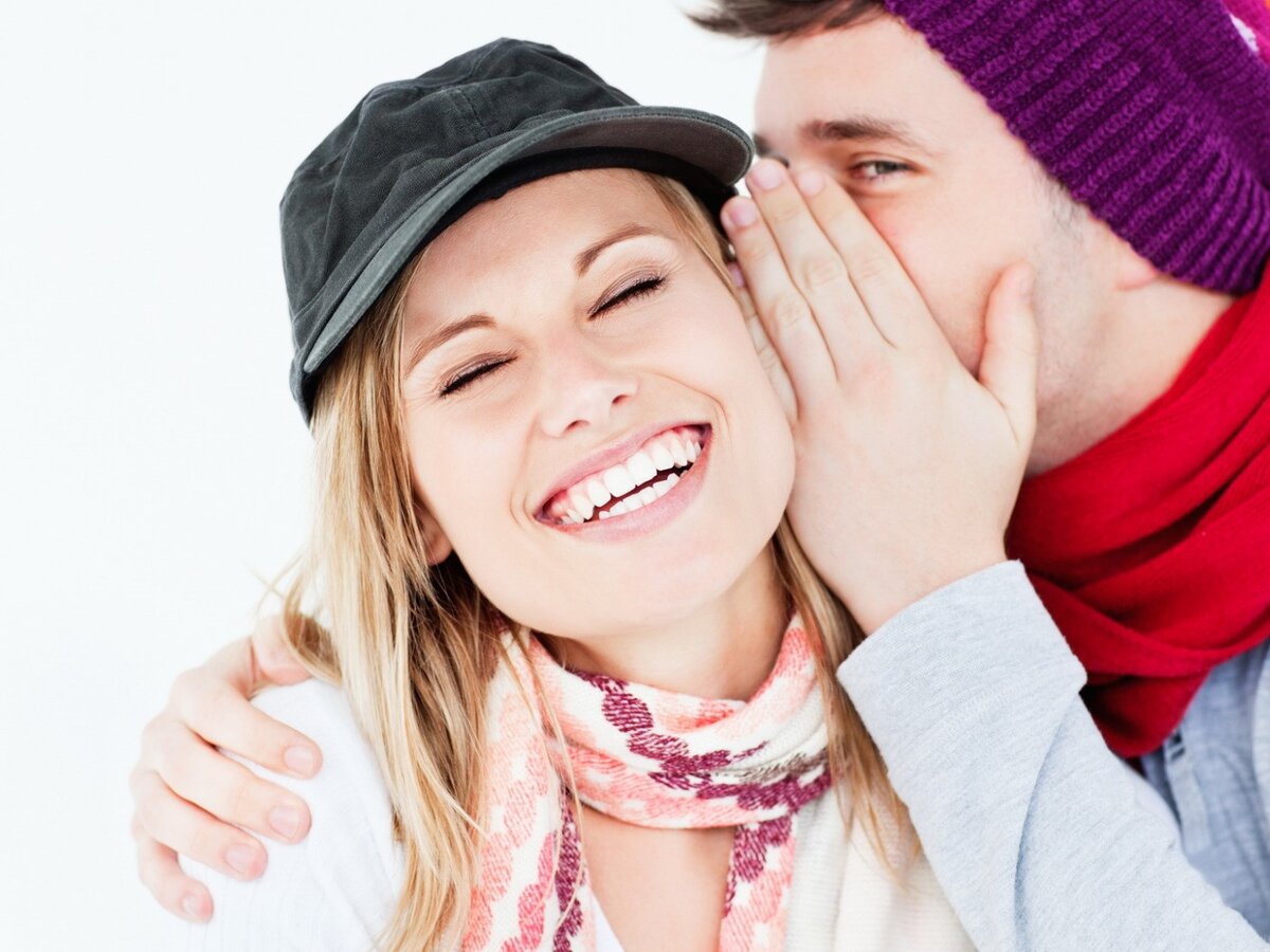 Приятности на ушко от любимого человека - хорошее настроение обеспечено. Источник фото: https://buzulukmedia.ru/wp-content/uploads/2020/06/31.jpg