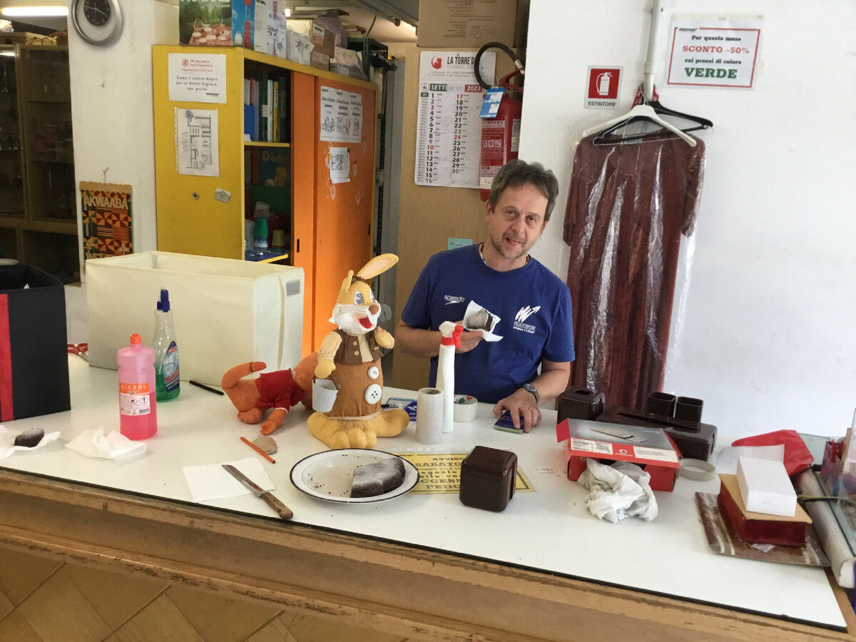 А это Джанни — наш директор.  Остальные были в отъезде и оставшийся торт мы припрятали до их приезда. 