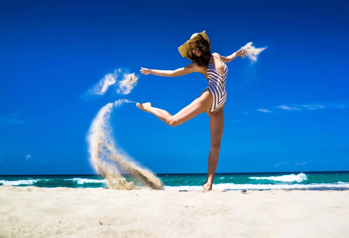 Горящие туры. Девушка танцует на пляже. Горящий тур. Девушка танцует на берегу моря. Танцующая девушка на пляже.