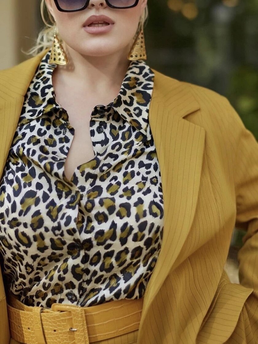 Ремень подобран под цвет костюма, чтобы не создавать дополнительные  горизонтальные линии на талии.