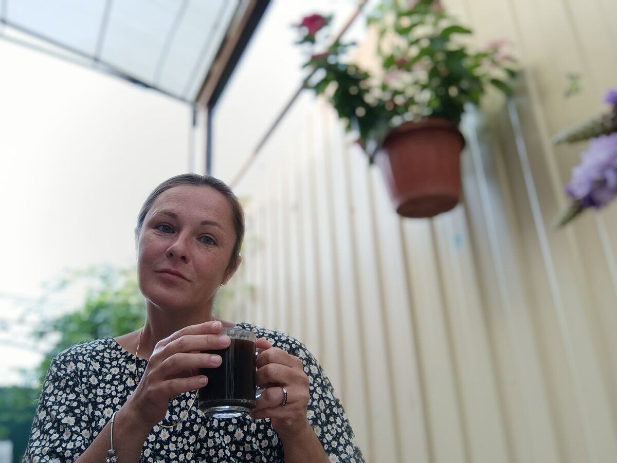 В дворике можно посидеть с чашкой кофе, дети 