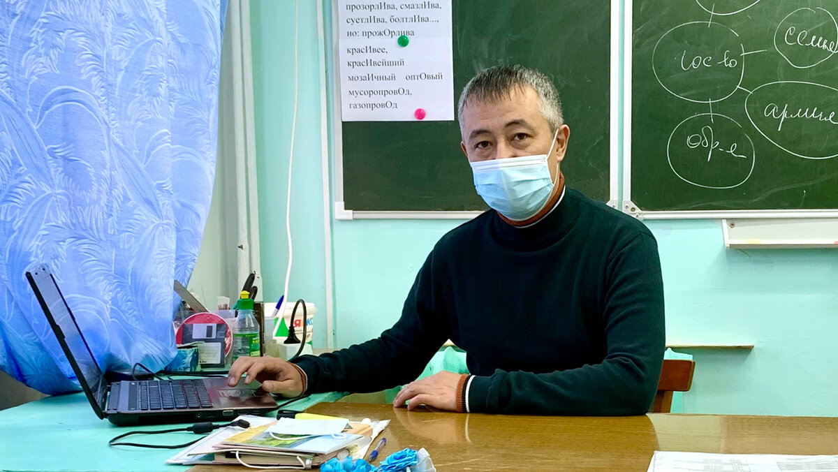 Сельский учитель во время урока