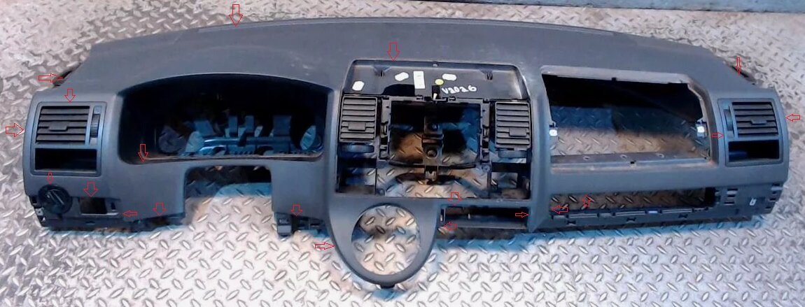 стрелками обозначены места съёма пластика