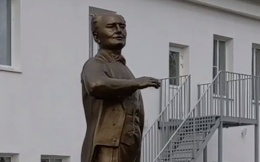    В селе Шаркан поставили памятник Заслуженному артисту РСФСР Григорию Титову