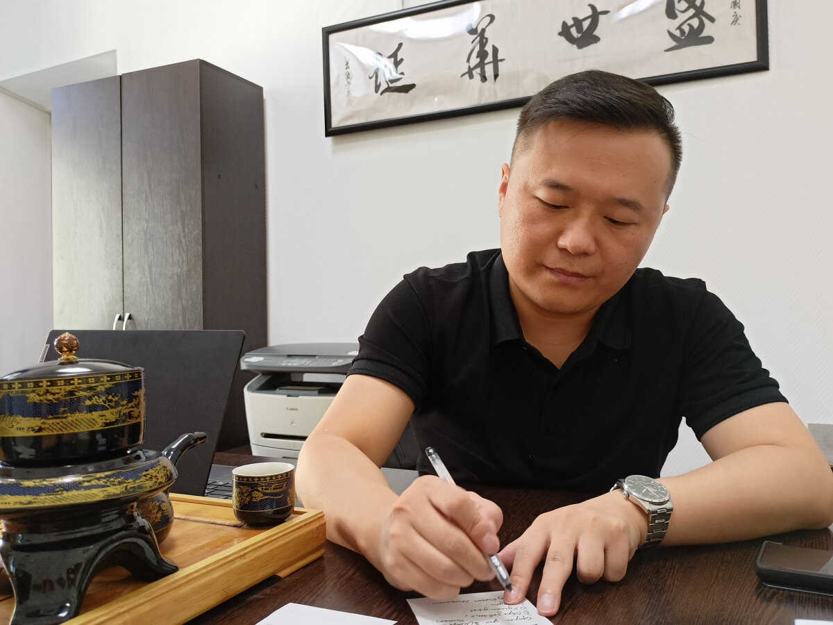 Цзинвэй в офисе своей языковой школы.