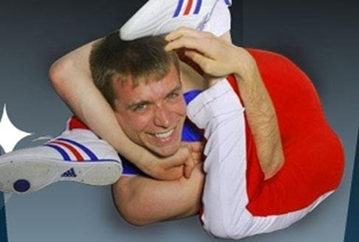 Даниель Смит (Daniel Smith) – гуттаперчевый мужчина из США, являющийся пятикратным рекордсменом Гиннеса, начал выкручивать свое тело в четырехлетнем возрасте, считая, что он не делает ничего особенного. Но вскоре Даниель понял, каким талантом обладает, и в 18 лет убежал из дома с цирковой труппой.С тех пор «резиновый человек» поучаствовал во многих цирковых и акробатических представлениях, баскетбольных и бейсбольных матчах, был гостем на большинстве известных телевизионных шоу и программах. Среди них: Men in Black 2, HBO's Carnivale, CSI: NY, и прочие.Самый гибкий человек из всех ныне живущих вытворяет со своим телом невероятные вещи: он без особого труда пролезает через отверстие в теннисной ракетке и через сиденье унитаза, а также умеет сворачиваться в неимоверные узлы и композиции, и передвигать сердце по грудной клетке. Врачи считают, что невероятная гибкость была дана Даниэлю с рождения, но он сам довел ее до максимально возможного предела.