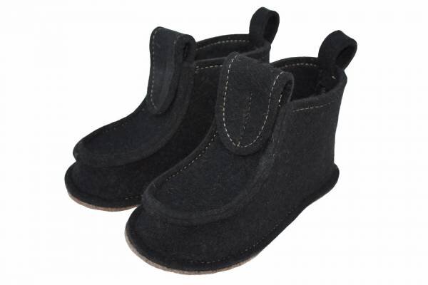 Подошва на изделии пришита/ приклеена герметичным образом: нет промокания, нет деформации от соприкосновения с водой и грязью.