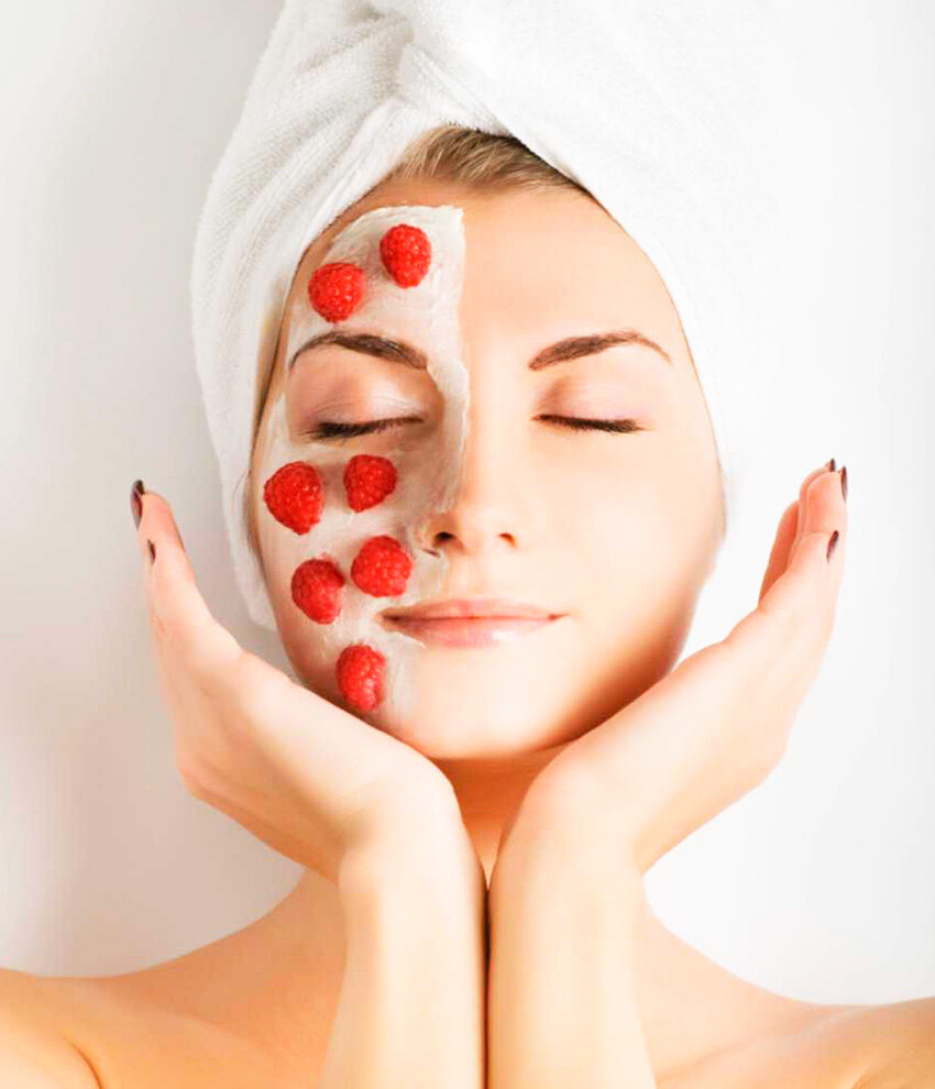 Профессиональный или домашний уход за кожей лица, который выполняется правильно, дает возможность женщинам не только выглядеть отлично ежедневно, но и сохранить на длительный период времени свою молодость. Именно прекрасные современные средства, предназначенные для ухода за лицом, смещают границы возраста женской красоты. В нынешнее время каждая представительница прекрасного пола может использовать такую возможность омоложения, не прибегая при этом к услугам пластического хирурга.