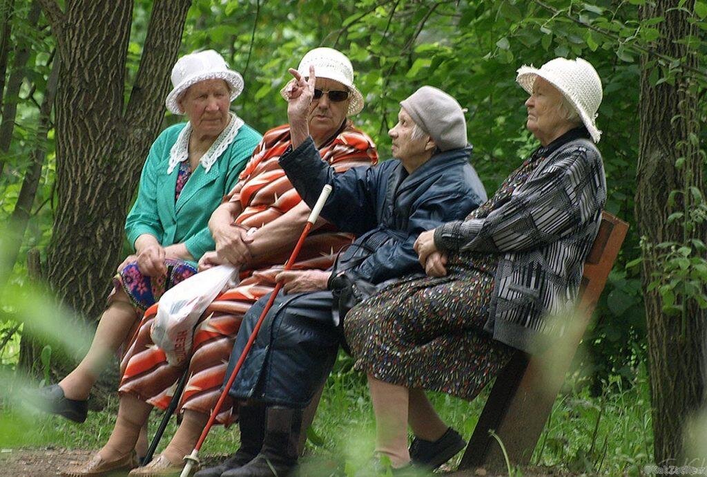 На скамейках на скалистых уступах на зеленых лужайках всюду расположились люди схема